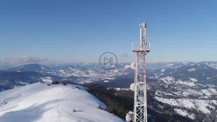 结冰通信塔的航拍[4K]