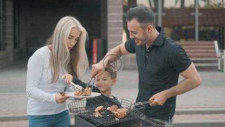 快乐的一家人在户外吃早午餐[]