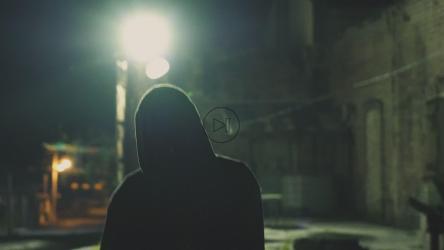 蒙面男子在街上游荡[免费商用]