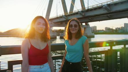 几个女孩对着镜头微笑[]