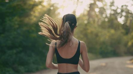 年轻女子在户外跑步[]