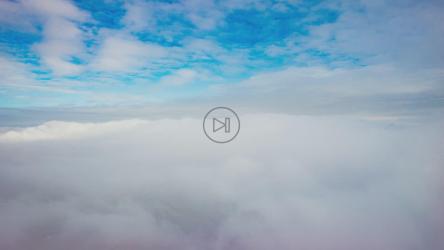 从多云的天空中露出一座雪山[4K]