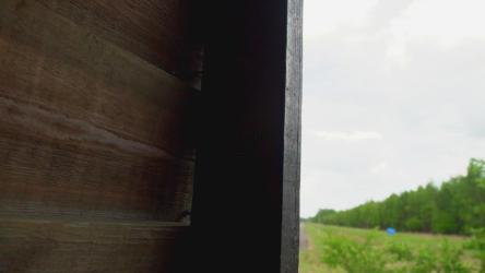 大型卫星天线排列在大自然的平原上[免费商用]