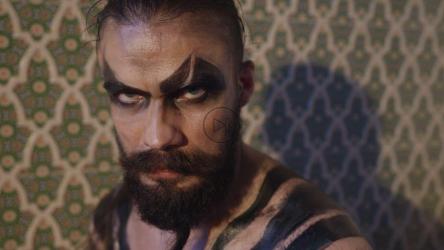 愤怒的男人涂着战争颜料[]