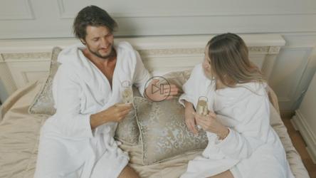 情侣在酒店床上敬酒[]