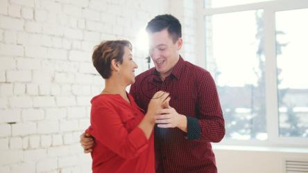 男人和女人快乐地跳舞[]