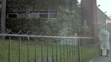 工人们对花园进行消毒和消毒[免费商用]