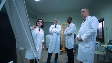 女科学家在董事会上解释一个想法[4K]