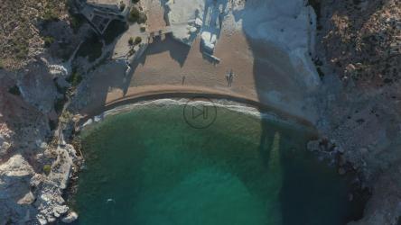 岩石山脉之间美丽的海滩[4K]