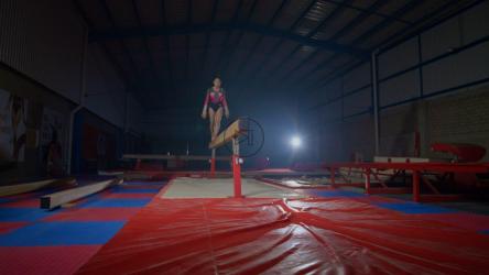 Skilled gymnast doing a complex pirouette[免费商用]