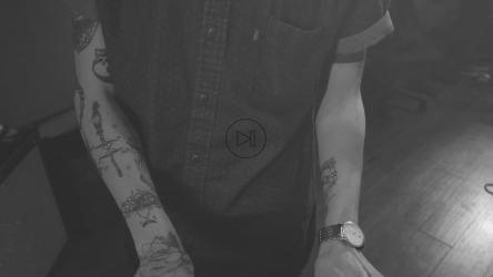 A tattooed man plays the piano[免费商用]