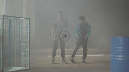 废弃建筑里的年轻嘻哈舞者[免费商用]