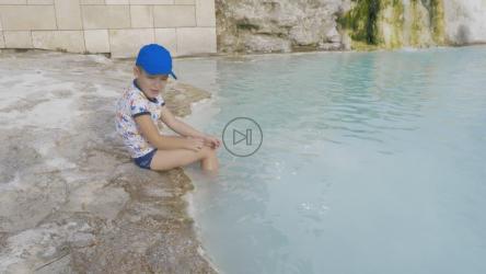 孩子在Travertine Terrace玩耍[4K]