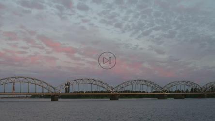 粉红色日落中的铁路桥[4K]