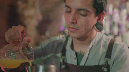 年轻的调酒师在酒吧里准备饮料[免费商用]