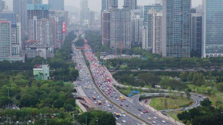 在一个大城市里，大街上挤满了汽车[]