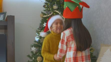 圣诞节那天一对兴奋的小姐妹[免费商用]