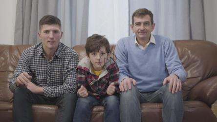 足球迷一家在沙发上观看比赛[4K]