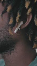 侧面的男子随着音乐的节拍摇头[免费商用竖屏]