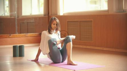 练习瑜伽前在垫子上做伸展运动的女孩[4K]