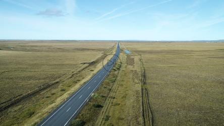 乡村空旷道路上的SUV[4K]