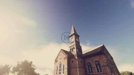 阳光明媚的日子里，教堂被树包围[]