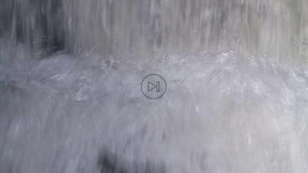 瀑布飞溅在岩架上[]