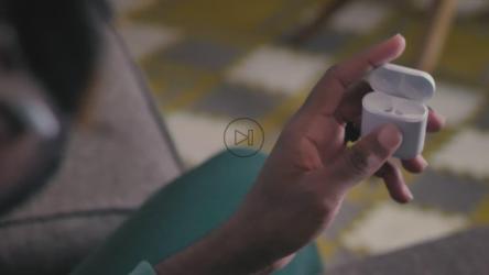 保管蓝牙耳机的人[4K免费商用]