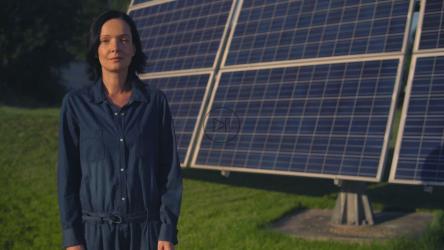 站在太阳能电池板前的女人[4K免费商用]