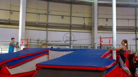 两名运动员放置撑杆跳绳索[]