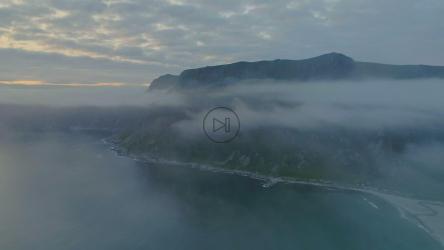 云层之上的海滩[]