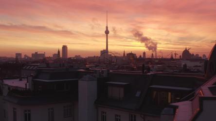 日落时欧洲城市壮观的天际线[4K]