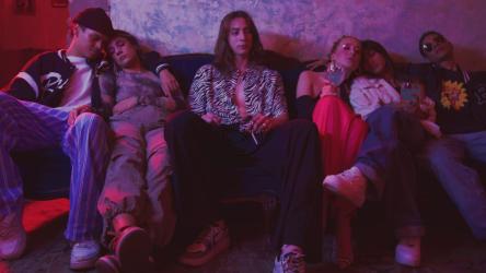 一群精疲力竭的朋友坐在聚会上[免费商用]