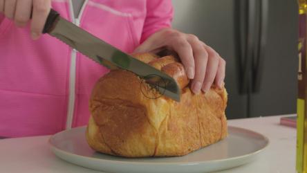 女人在切面包片[4K免费商用]