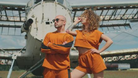 年轻模特夫妇在时装秀上摆造型[]