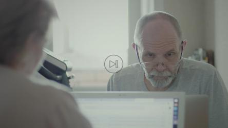 在电脑上阅读信息的老人[4K]