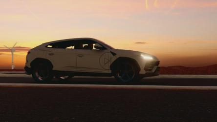 黄昏时分行驶的豪华SUV[]