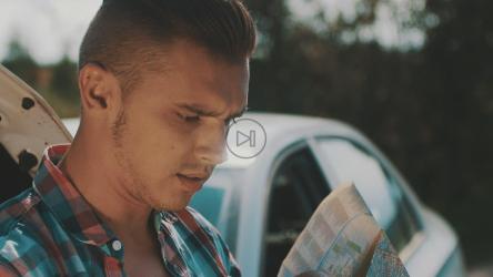 一名男子在他的破汽车旁看地图[4K]