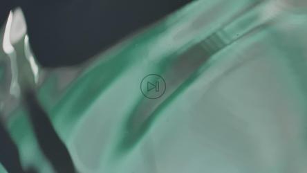 水滴慢慢落入水坑[免费商用]