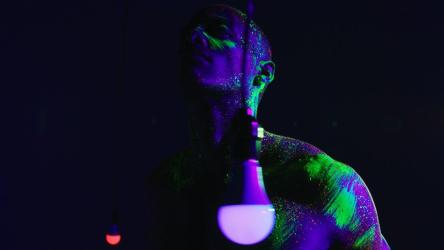 摘要视频，一名男子身上溅满磷光油漆[免费商用]