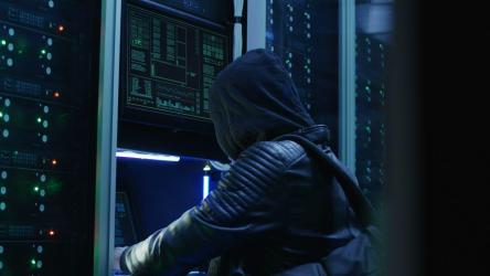 一名身穿连帽衫的男子入侵数据中心[4K]