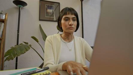 妇女在家庭办公室完成工作[免费商用]