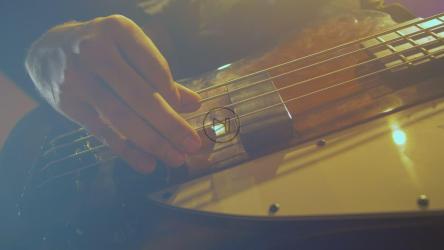 演奏歌曲的贝斯手[4K免费商用]