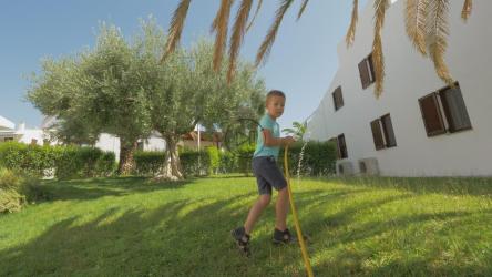 拿着花园水管的孩子[4K]