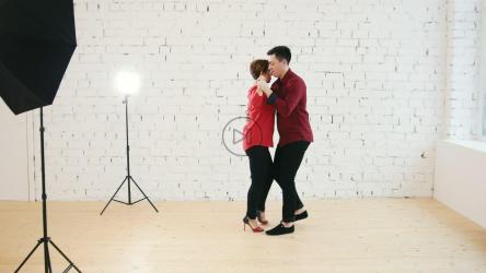 一男一女在白色房间里跳舞[]