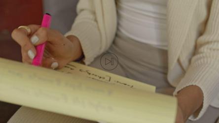 一位女士用书签在笔记下划线的特写镜头[免费商用]