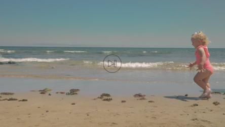 玩沙滩球的幼儿[]