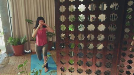 女人在她舒适的家里锻炼[免费商用]