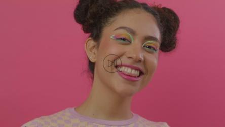 一个魅力四射的女人吃着上釉的甜甜圈的脸[免费商用]