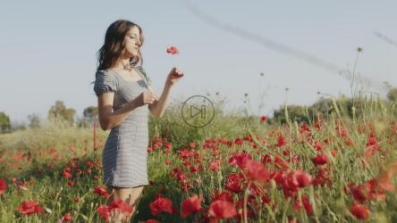 女孩喜欢户外的空气和乡村的鲜花[]